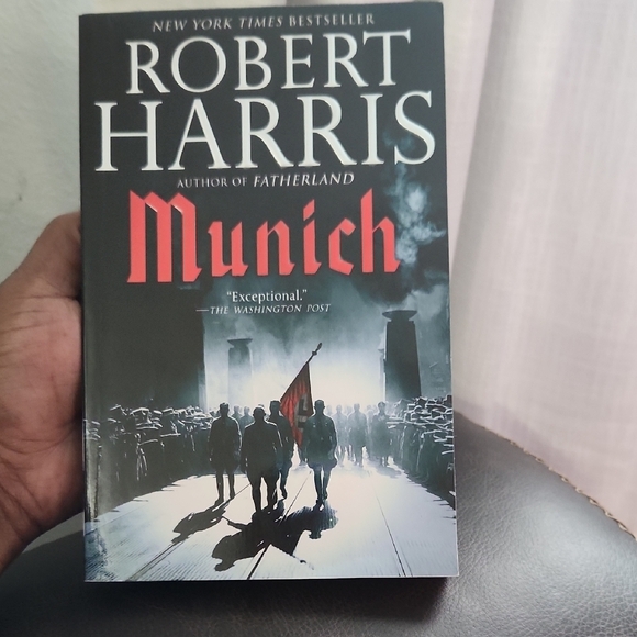 Munich by Robert Harris Paperback - Picture 1 of 3